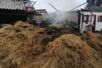 Incendiul a cuprins anexele, distrugand o mare cantitate de furaje uscate