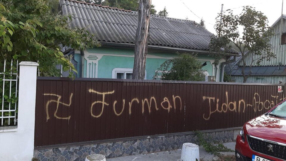 Svastică și mesaje antisemite, împotriva unui candidat la Primăria Dornești