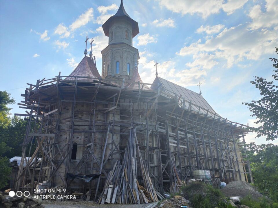 În ciuda furtului, lucrările la acoperiș sunt în mare parte finalizate