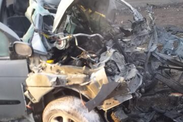 In urma impactului frontal autoturismul a fost grav avariat