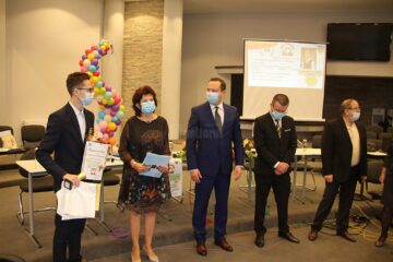 Premii în bani, distincții, diplome, trofee, flori pentru 41 de elevi care au luat 10 pe linie la evaluarea națională și la bacalaureat