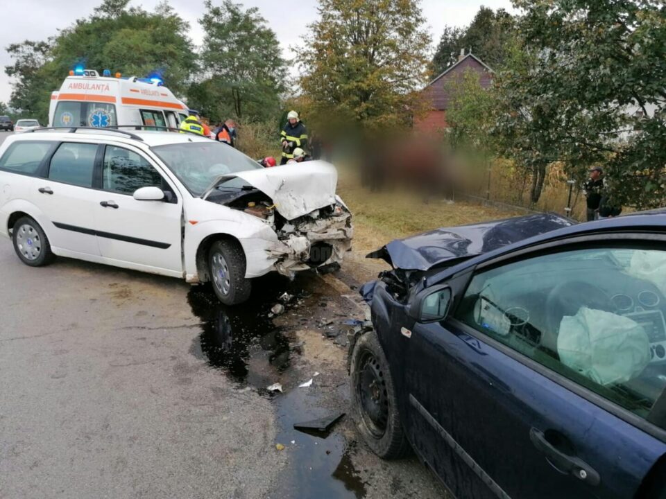 În cele două mașini se aflau cinci oameni