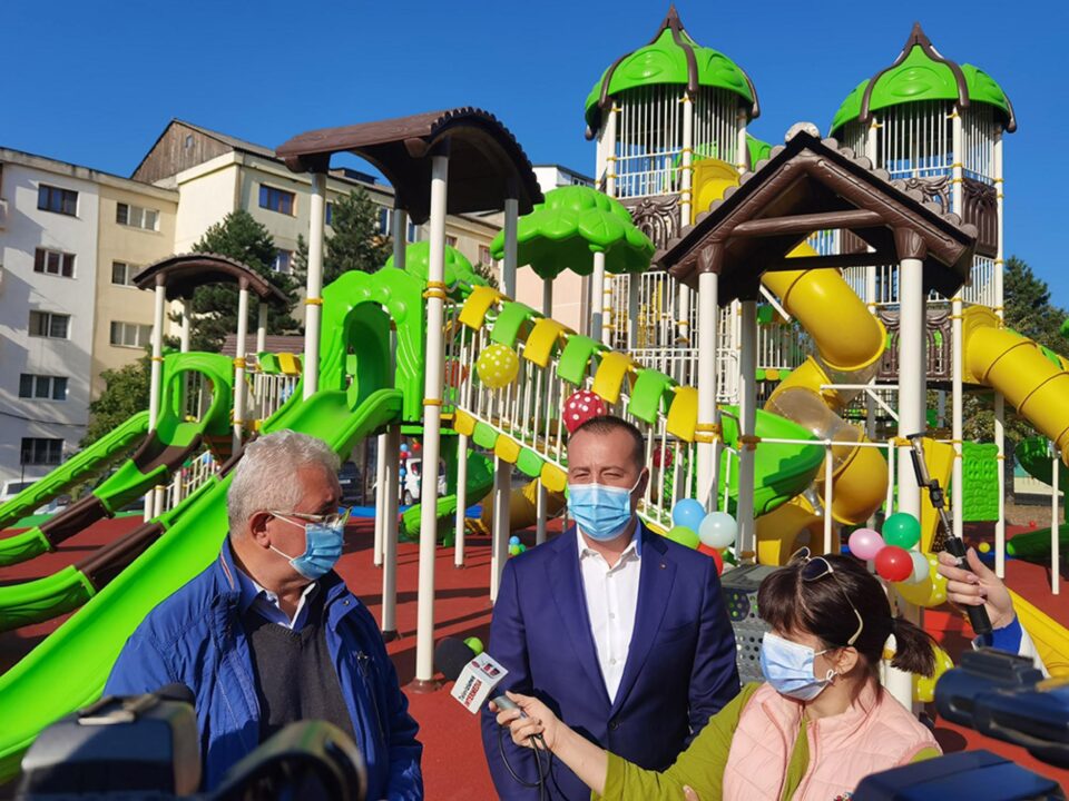 Noul loc de joacă de 1.000 de mp în care se pot juca 165 de copii simultan, inaugurat vineri, în Burdujeni Noul loc de joacă de 1.000 de mp în care se pot juca 165 de copii simultan, inaugurat vineri, în Burdujeni