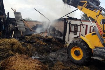 Intervenția a durat mult, din cauza focarelor de incendiu greu de stins