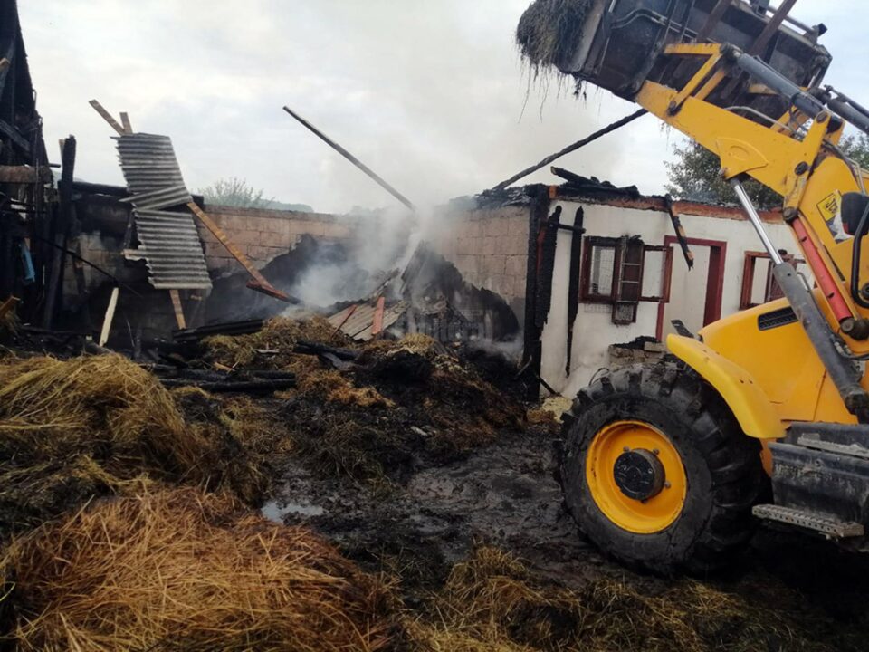 Intervenția a durat mult, din cauza focarelor de incendiu greu de stins Intervenția a durat mult, din cauza focarelor de incendiu greu de stins