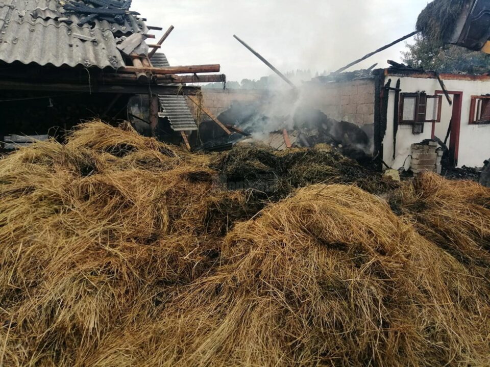 Flăcările au distrus doua anexe și o mare cantitate de furaje uscate