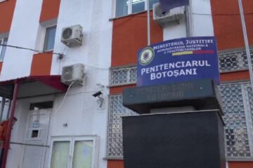 Bărbatul a fost escortat de polițiști în Penitenciarul Botoșani Sursa foto stiri.botosani.ro