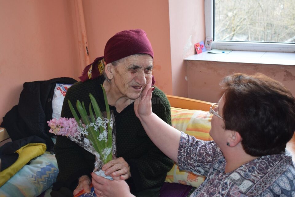 Alege să fii mângâiere, pregătește un cadou pentru unul dintre cei peste 70 de bătrâni din Căminul de la Solca