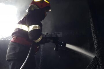Rămași fără acoperiș, în urma unui incendiu provenit de la coșul de fum