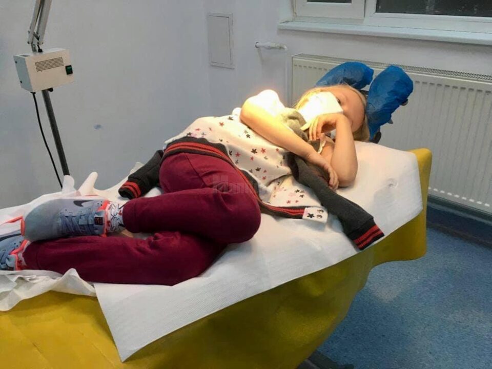 Copil de 7 ani, mușcat de un câine, dat în judecată de Spitalul Rădăuți