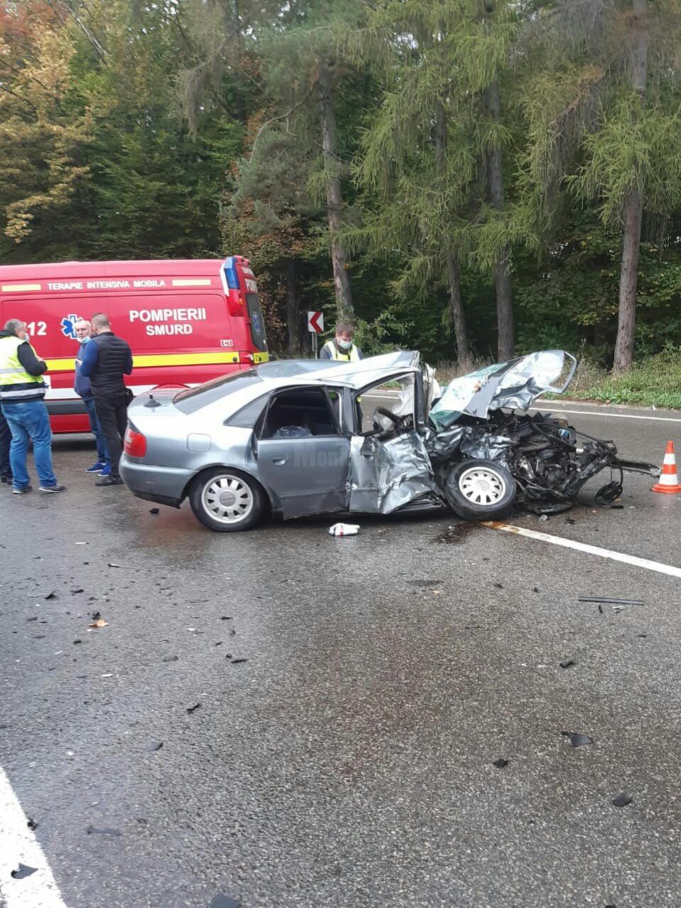 A intrat pe contrasens, unde s-a zdrobit de o autoutilitară, din cauza vitezei pe carosabil ud