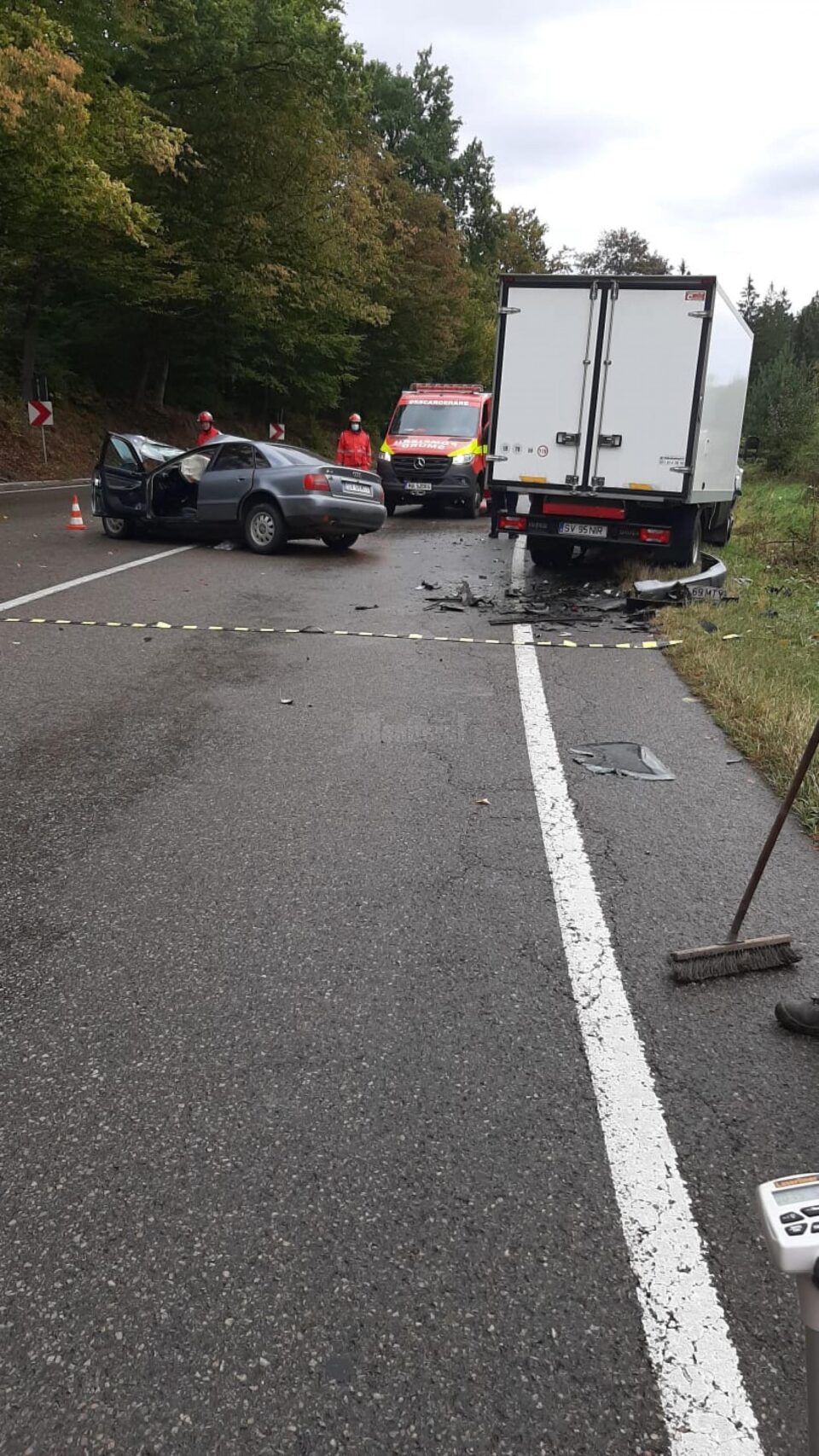 A intrat pe contrasens, unde s-a zdrobit de o autoutilitară, din cauza vitezei pe carosabil ud