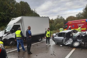 A intrat pe contrasens, unde s-a zdrobit de o autoutilitară, din cauza vitezei pe carosabil ud