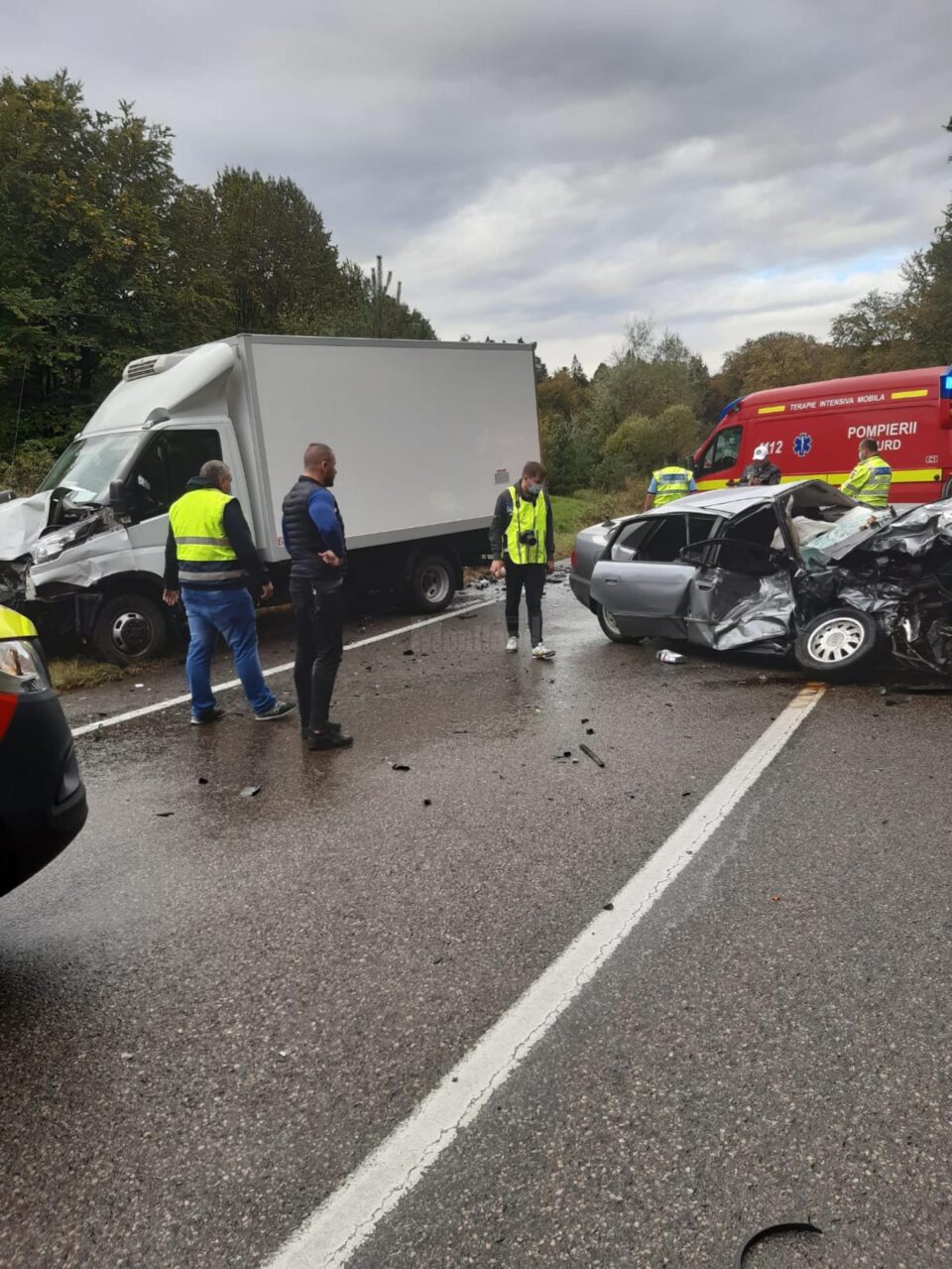 A intrat pe contrasens, unde s-a zdrobit de o autoutilitară, din cauza vitezei pe carosabil ud