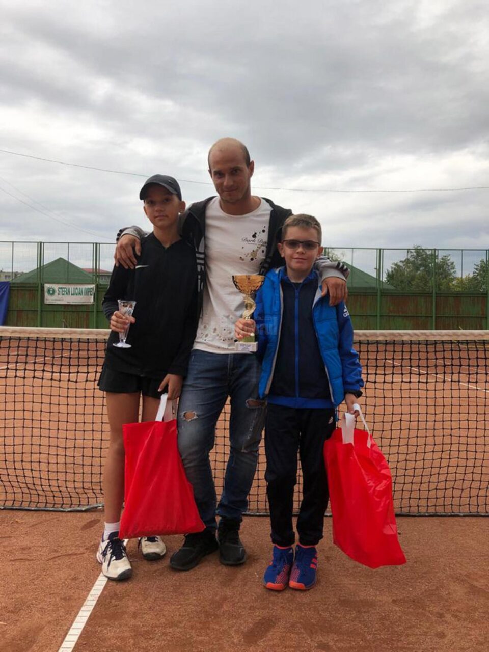 Antrenorul Bogdan Marasin, încadrat de Maya Rotari și Ștefan Morari