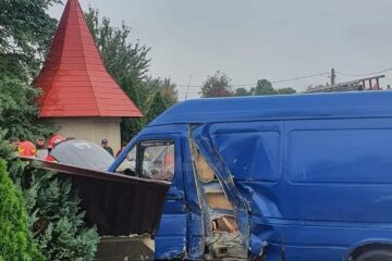 A intrat cu microbuzul în gardul bisericii de la Milișăuți