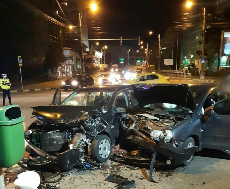 Două mașini s-au ciocnit violent în intersecție, în fața Primăriei Suceava Două mașini s-au ciocnit violent în intersecție, în fața Primăriei Suceava