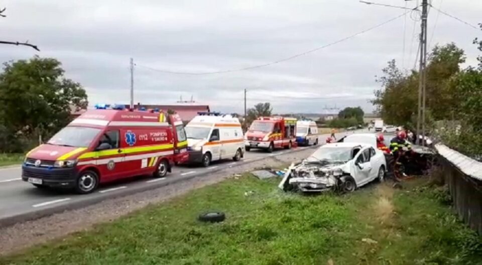 Cele două autoturisme s-au izbit violent Cele două autoturisme s-au izbit violent