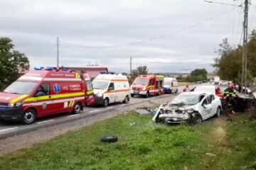 Cele două autoturisme s-au izbit violent