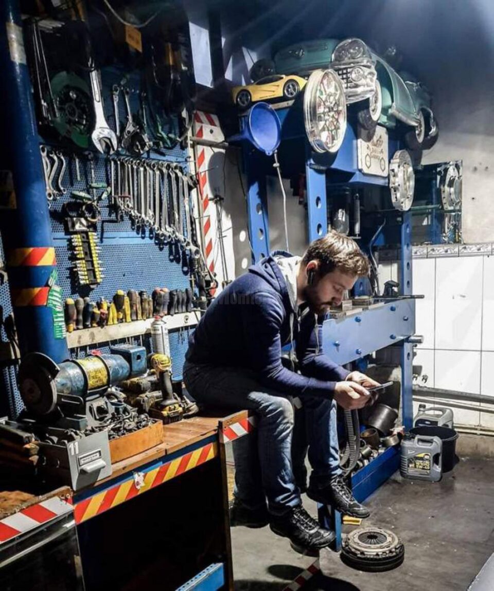 Tânărul ar putea lucra deocamdată într-un service auto-moto