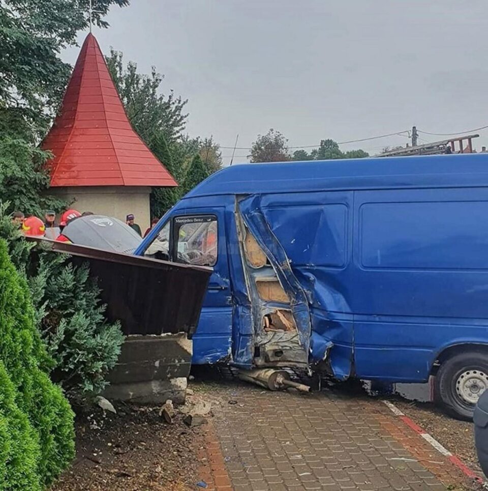 A intrat cu microbuzul în gardul bisericii de la Milișăuți