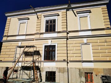 Coroana imperială va fi remontată pe fațada Muzeului ”Arta Lemnului” din Câmpulung Moldovenesc