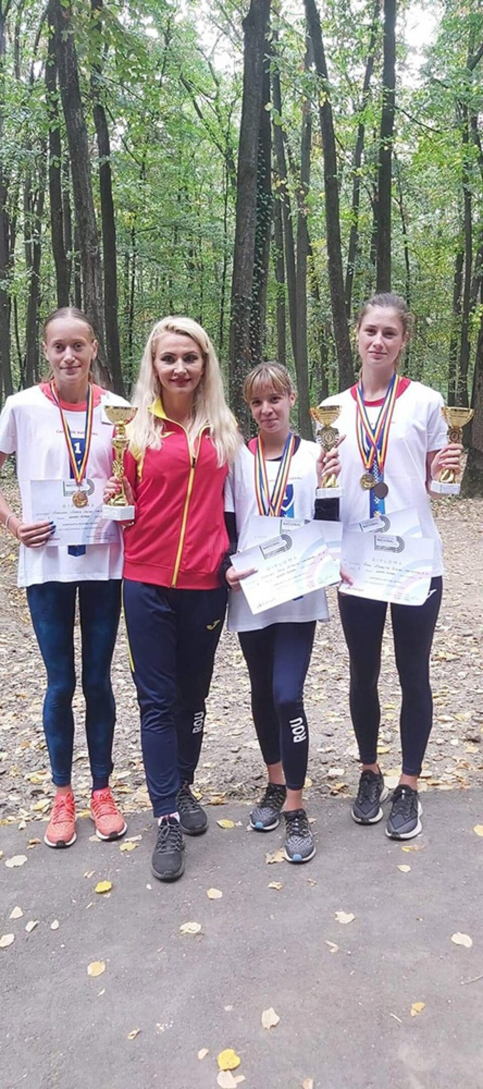 Antrenoarea Erzilia Țîmpău, alături de sportivele sale