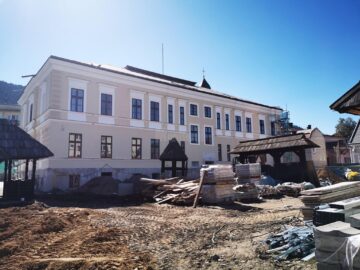 Coroana imperială va fi remontată pe fațada Muzeului ”Arta Lemnului” din Câmpulung Moldovenesc