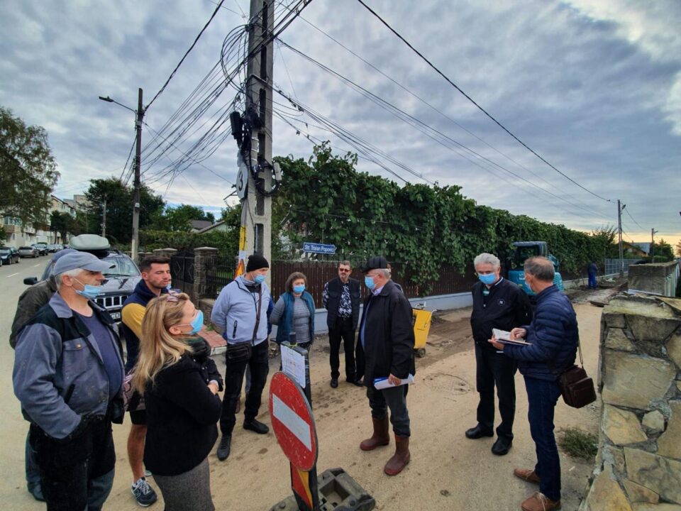 Strategia de modernizare a cartierului Laniște, discutată cu locuitorii din zonă, la intrarea pe strada Traian Popovici, unde au început lucrările