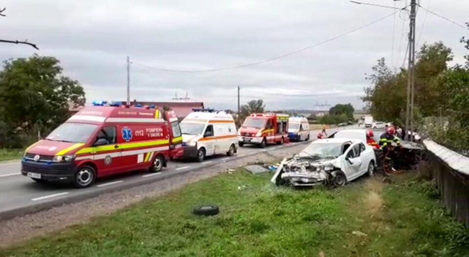 Cele două autoturisme s-au izbit violent