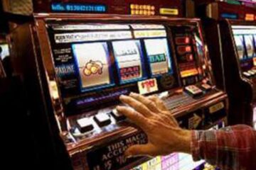 Amendă penală și daune mari de achitat, pentru un aparat de păcănele fără licență