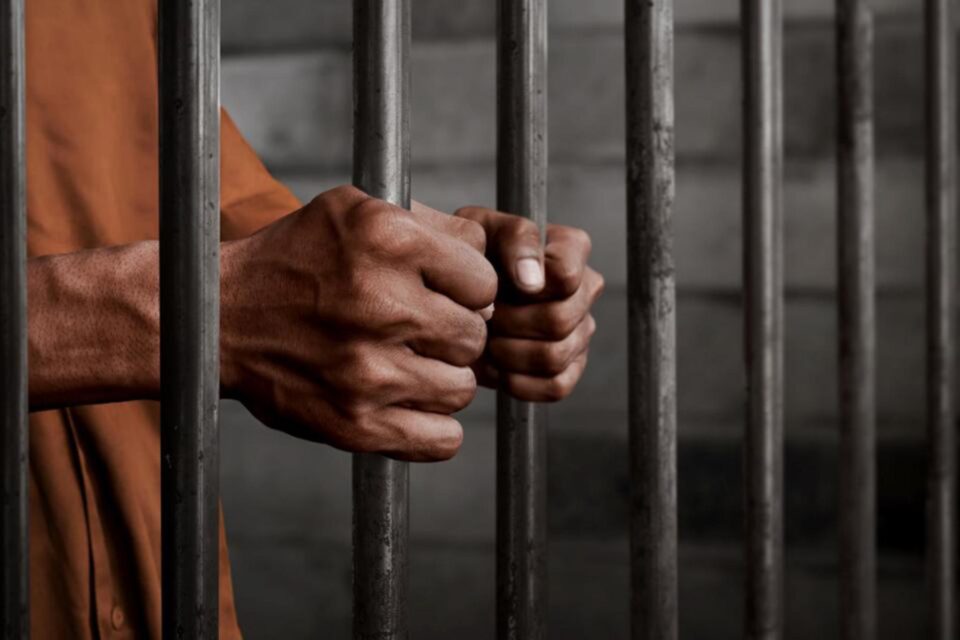 Un tânăr are de executat 4 ani de închisoare după ce și-a lovit un vecin cu toporul în cap Un tânăr are de executat 4 ani de închisoare după ce și-a lovit un vecin cu toporul în cap