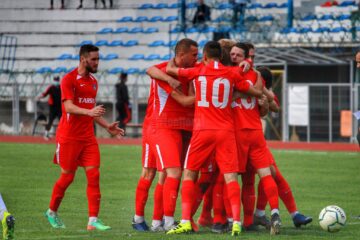 Ionel Stoian e felicitat de colegi pentru reusitele din meciul cu Stiinta Miroslava. Foto Cristian Plosceac