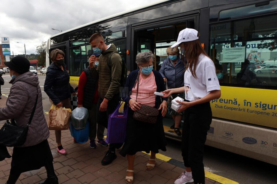 Campanie de distribuire de măști de protecție, de Ziua Cooperării Europene, în stațiile de autobuz din Suceava