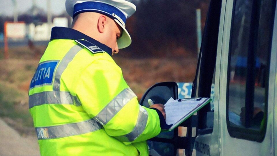 Lăsat fără permis, un șofer a reclamat că polițistul nu are mască și este beat. Foto: Digi24 Lăsat fără permis, un șofer a reclamat că polițistul nu are mască și este beat. Foto: Digi24