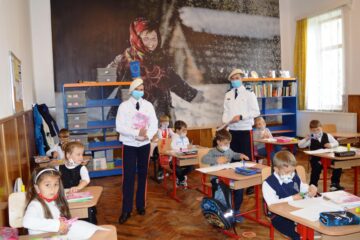 Donație de materiale didactice pentru elevii din Vatra Moldoviței