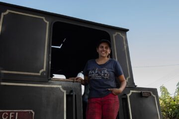 Povestea Dianei, fata care a plimbat mii de turiști cu mocănița de la Moldovița. Foto: Ema Motrescu