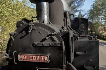 Povestea Dianei, fata care a plimbat mii de turiști cu mocănița de la Moldovița. Foto: Ema Motrescu
