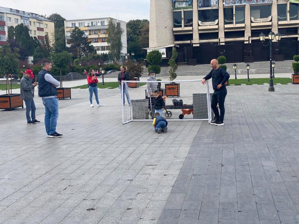 La trei goluri înscrise poți câștiga pe loc un bax de bere