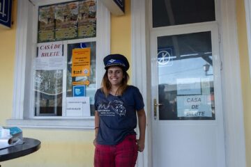 Povestea Dianei, fata care a plimbat mii de turiști cu mocănița de la Moldovița. Foto: Ema Motrescu