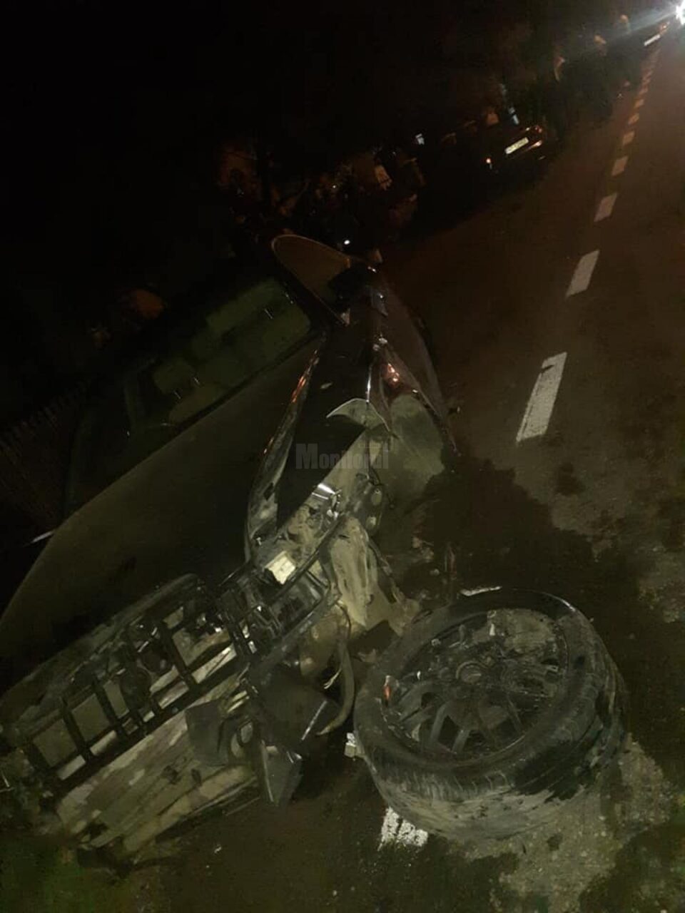 Impactul dintre cele două mașini a fost violent