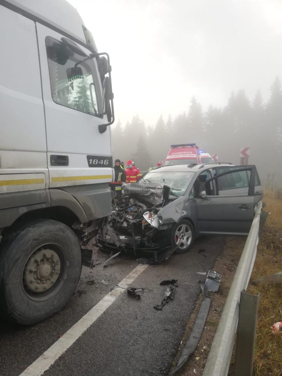 Un bărbat mort și trei persoane rănite, după ce autoturismul în care se aflau a intrat într-un tir