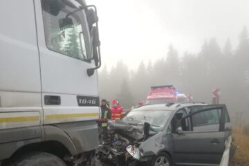 Un bărbat mort și trei persoane rănite, după ce autoturismul în care se aflau a intrat într-un tir