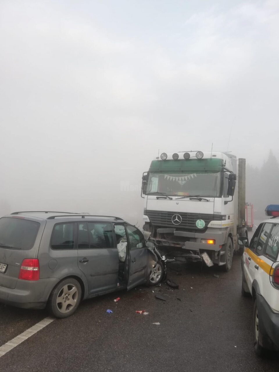 Un bărbat mort și trei persoane rănite, după ce autoturismul în care se aflau a intrat într-un tir