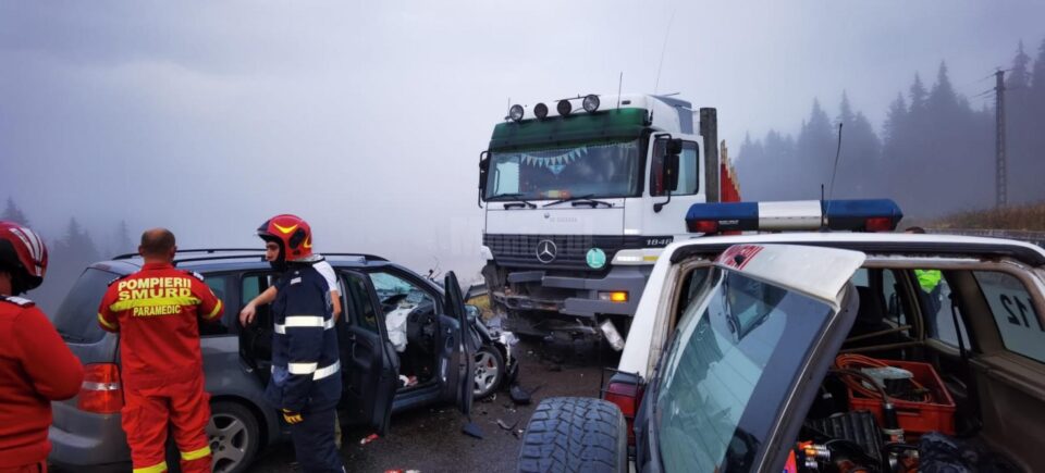 Un bărbat mort și trei persoane rănite, după ce autoturismul în care se aflau a intrat într-un tir