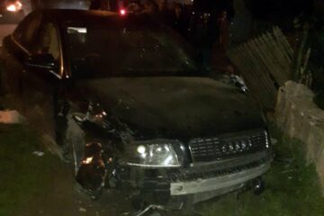 Șoferul în vârstă de 20 de ani al autoturismului Audi A4 a ajuns la spital