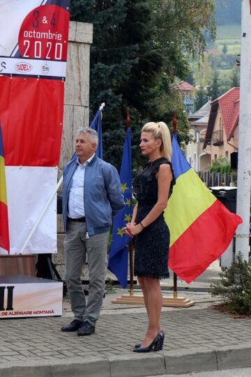 Președintele Federației Române de Atletism, Florin Florea, și Elena Erzilia Țîmpău, antrenor de atletism și președintele Clubului CSM „Rarăul” din Câmpulung Moldovenesc