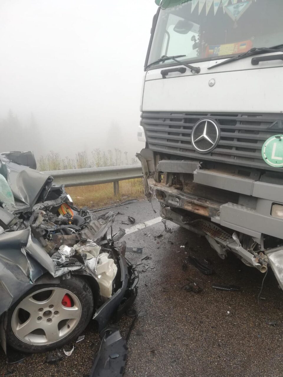 Un bărbat mort și trei persoane rănite, după ce autoturismul în care se aflau a intrat într-un tir