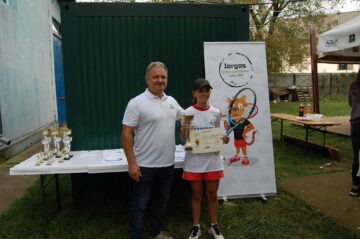 Suceveanca Maya Rotari primește trofeul Cupei Iorgos de la George Andronic