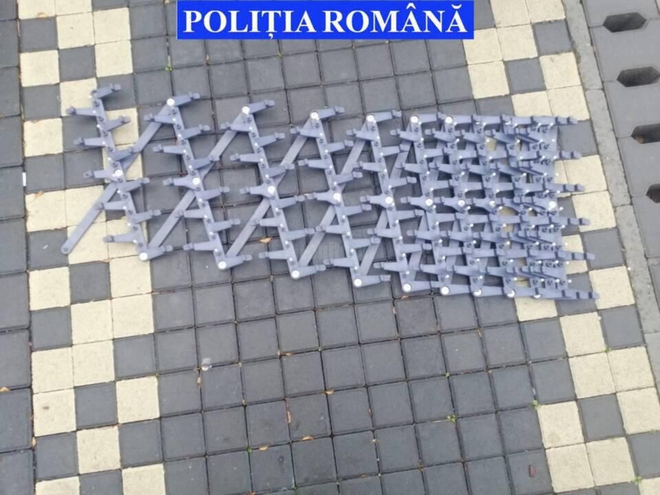 Polițiștii suceveni au folosit cu succes banda de cuie: au oprit un microbuz burdușit cu țigări